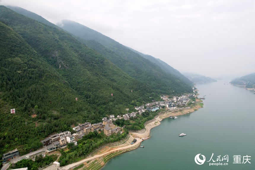 位于長(zhǎng)江南岸的三峽里·竹枝村。人民網(wǎng)記者 劉政寧攝