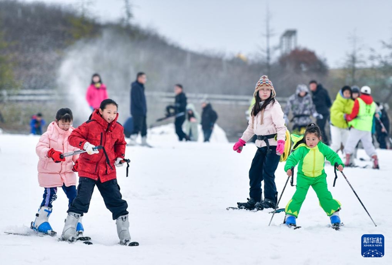 2月23日，滑雪愛好者在貴陽(yáng)市高坡云頂滑雪場(chǎng)滑雪。新華社記者 楊文斌攝