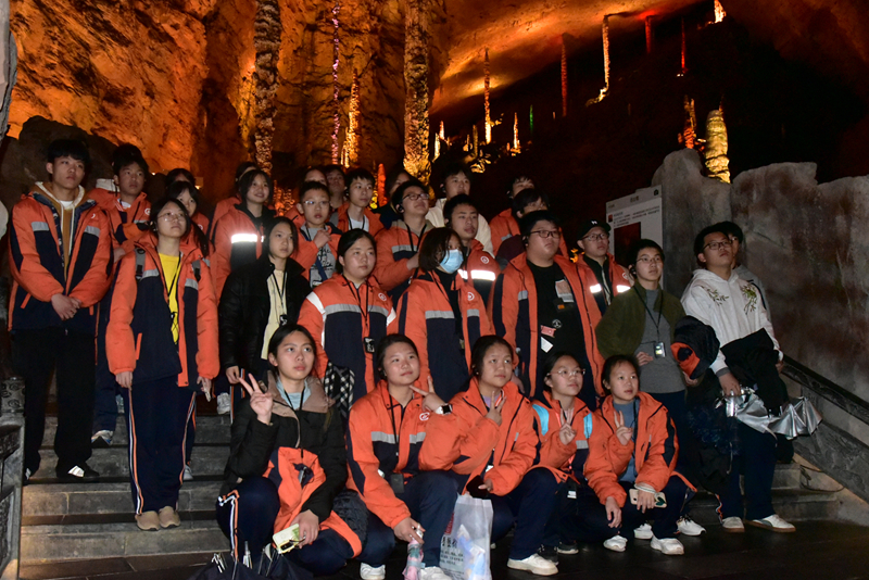 地質(zhì)奇觀與非遺共繪成長(zhǎng)畫(huà)卷，黃龍洞景區(qū)迎來(lái)冬季研學(xué)游熱潮