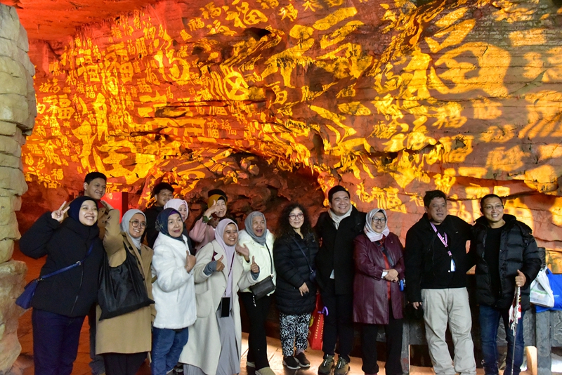 黃龍洞景區(qū)春節(jié)活動精彩啟幕，中外文化交融共譜新春樂章